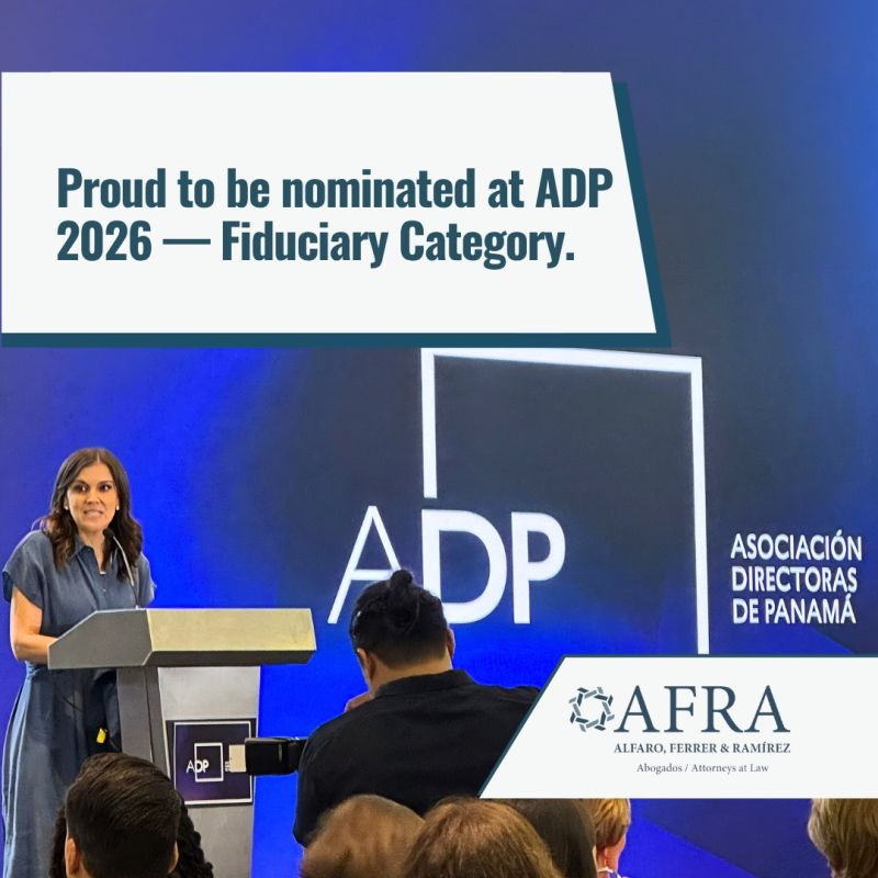 Representante hablando en el podio durante el evento anual de la Asociación Directoras de Panamá (ADP), con un banner que anuncia la nominación de AFRA en la categoría Fiduciaria.